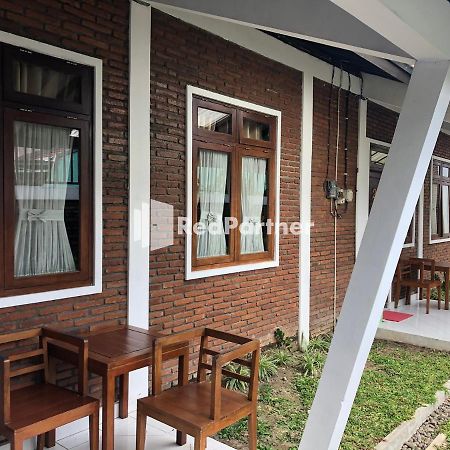Rifka Annisa Guesthouse Syariah Redpartner Джокьякарта Экстерьер фото