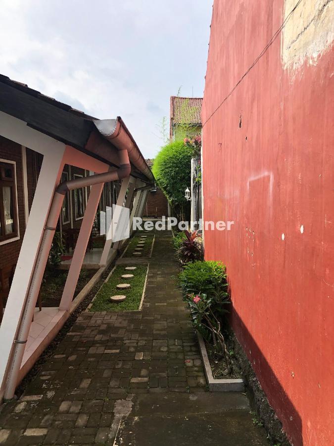 Rifka Annisa Guesthouse Syariah Redpartner Джокьякарта Экстерьер фото