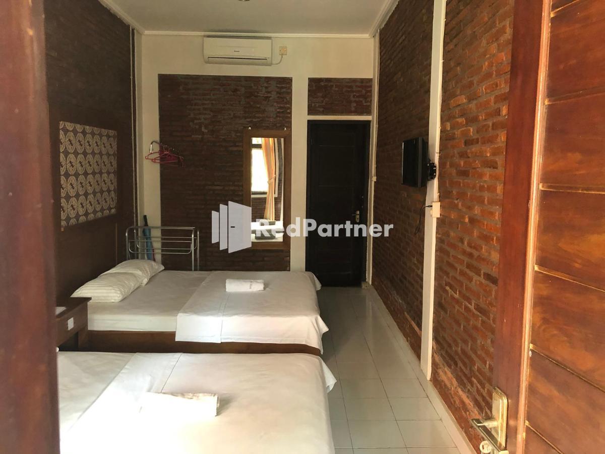 Rifka Annisa Guesthouse Syariah Redpartner Джокьякарта Экстерьер фото