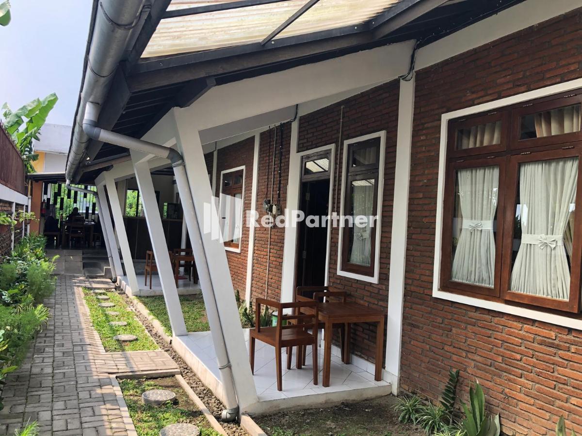 Rifka Annisa Guesthouse Syariah Redpartner Джокьякарта Экстерьер фото