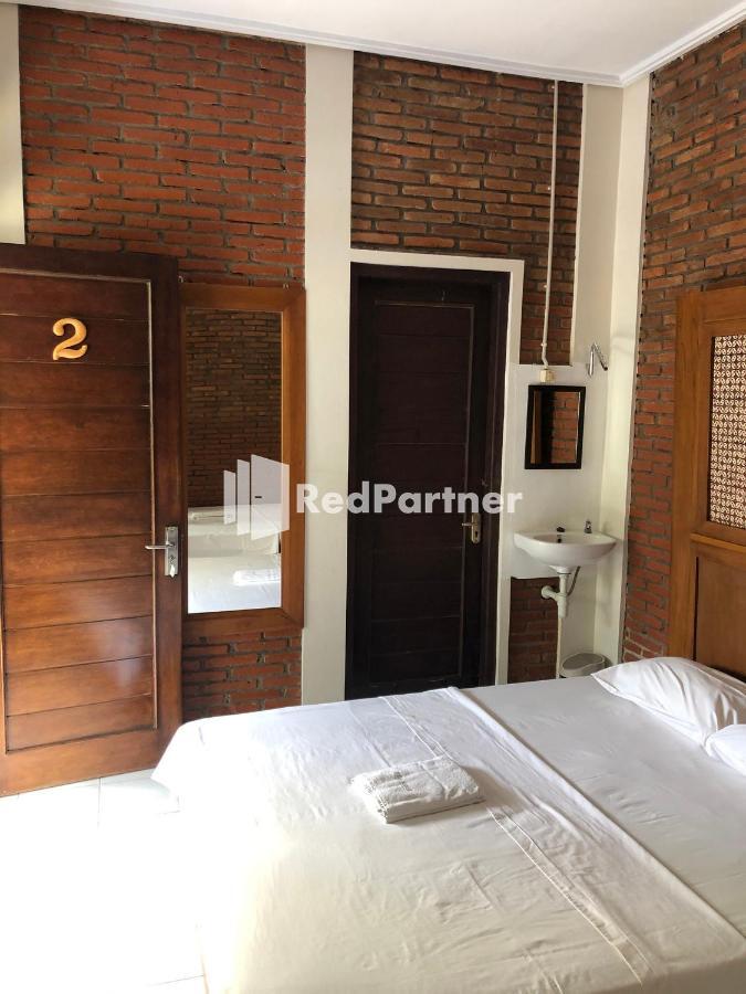 Rifka Annisa Guesthouse Syariah Redpartner Джокьякарта Экстерьер фото