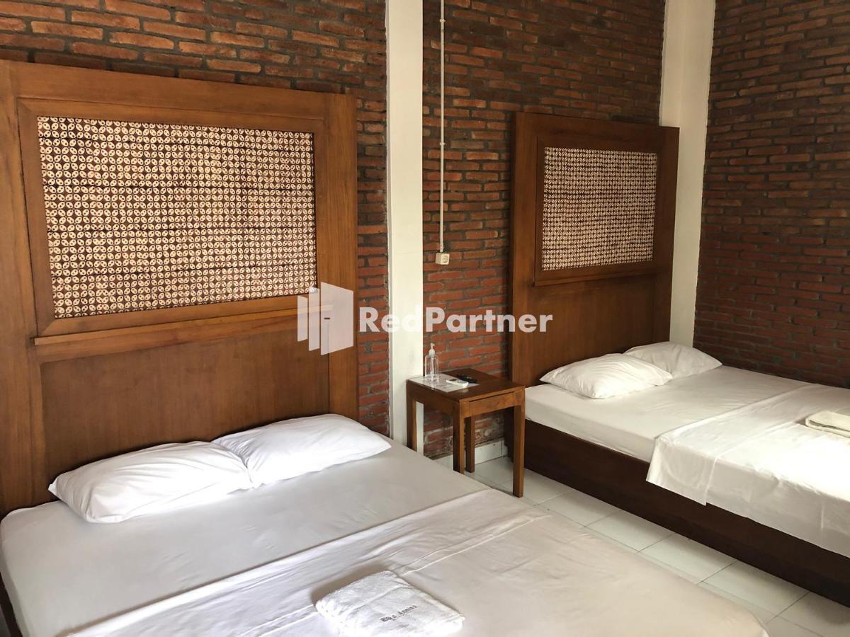 Rifka Annisa Guesthouse Syariah Redpartner Джокьякарта Экстерьер фото