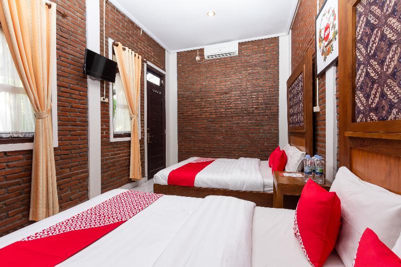 Rifka Annisa Guesthouse Syariah Redpartner Джокьякарта Экстерьер фото
