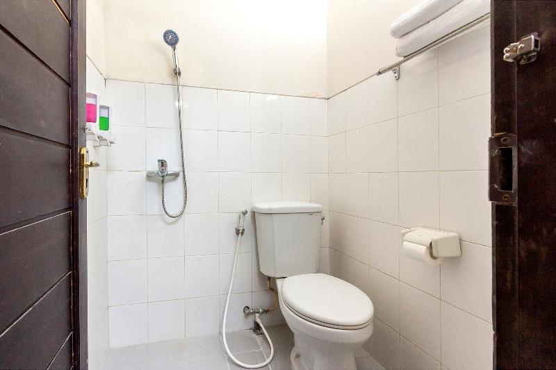 Rifka Annisa Guesthouse Syariah Redpartner Джокьякарта Экстерьер фото